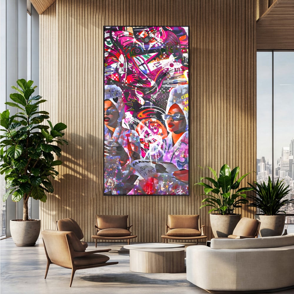 Tablou canvas cu tablou canvas cu femei si graffitti, in rama de aluminiu negru, pe perete intr-un birou